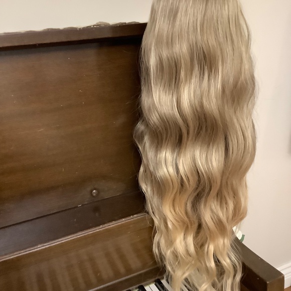 NEW Beautiful Golden Beige Wig - Picture 10 of 13